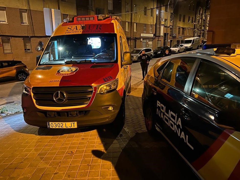 Archivo - Ambulancia de Samur-Protección Civil y patrulla de Policía Nacional
