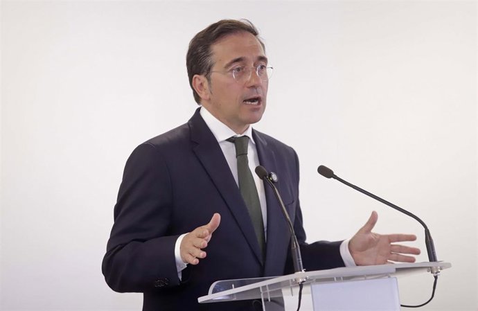 El ministro de Asuntos Exteriores, Unión Europea y Cooperación, José Manuel Albares, ofrece una rueda de prensa en el marco del viaje al Campo de Gibraltar en el que va a reunirse con distintos agentes de la zona. A 23 de abril de 2026 en Algeciras, Cádiz