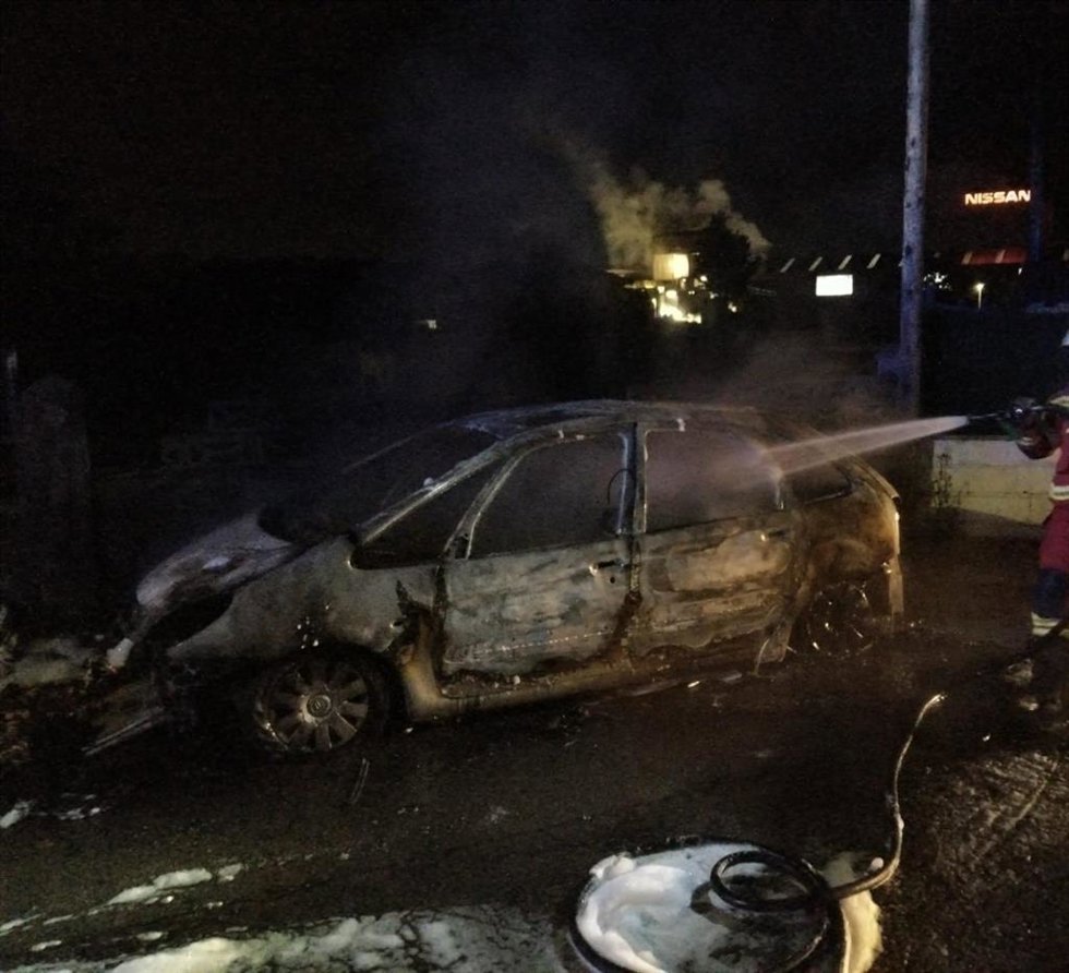Vehículo calcinado en Los Corrales de Buelna