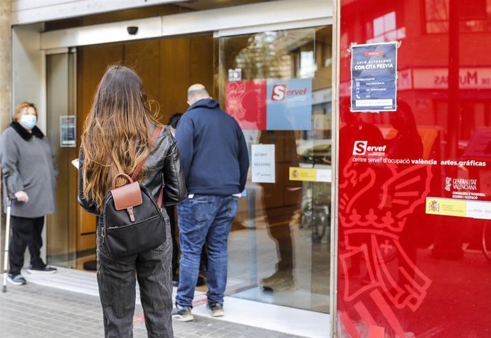 Archivo - Varias personas con cita previa esperan para entrar en una oficina del SEPE (antiguo INEM), en Valencia, Comunidad Valenciana (España), a 12 de febrero de 2021. El número de parados registrados en las oficinas de empleo en la Comunitat Valencian