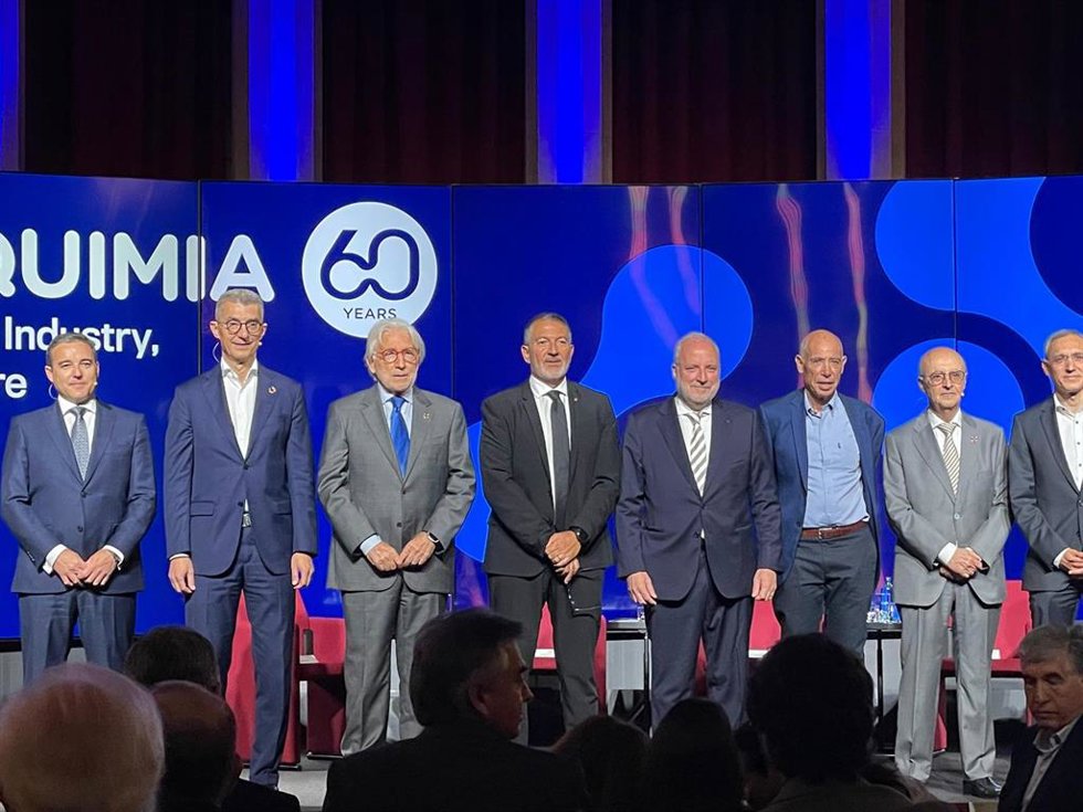 El conseller de Empresa, Miquel Sàmper, junto al presidente de Fira de Barcelona, Pau Relat, y el presidente de Foment, Josep Sánchez Llibre, durante la presentación de Expoquimia 2026 en Barcelona