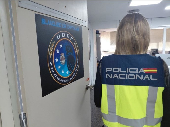Un agente  de la UDEF en dependencias policiales.