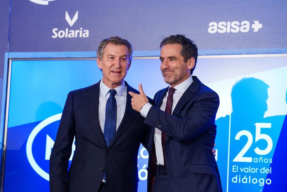 El presidente del Partido Popular, Alberto Núñez Feijóo (i), y el vicesecretario de Cultura y Deporte y portavoz nacional del PP, Borja Sémper (d), durante un desayuno informativo organizado por Nueva Economía Fórum, en el Four Seasons Hotel Madrid, a 5 d