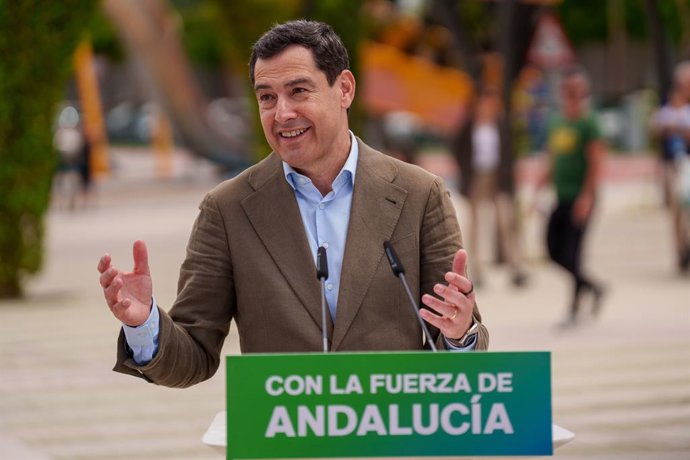 El presidente del PP de Andalucía y candidato a la reelección como presidente de la Junta, Juanma Moreno visita la Hermandad de la Virgen de Valme en Dos Hermanas (Sevilla). (Foto de archivo). 