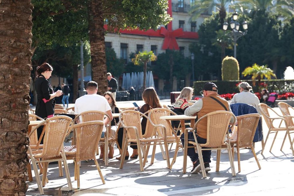 Archivo - Una terraza de bar en Jerez de la Frontera (Cádiz)