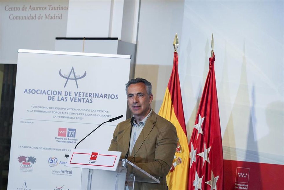 El consejero de Medio Ambiente, Agricultura e Interior de la Comunidad de Madrid, Carlos Novillo, durante la entrega de premios de la Asociación de Veterinarios de Las Ventas