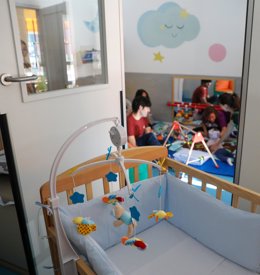 Archivo - Una cuna en un aula de 0 años en un colegio