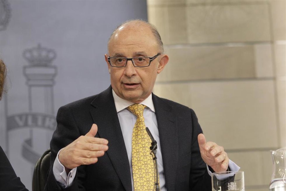 Archivo - El ministro de Hacienda, Cristóbal Montoro, en el Consejo de ministros