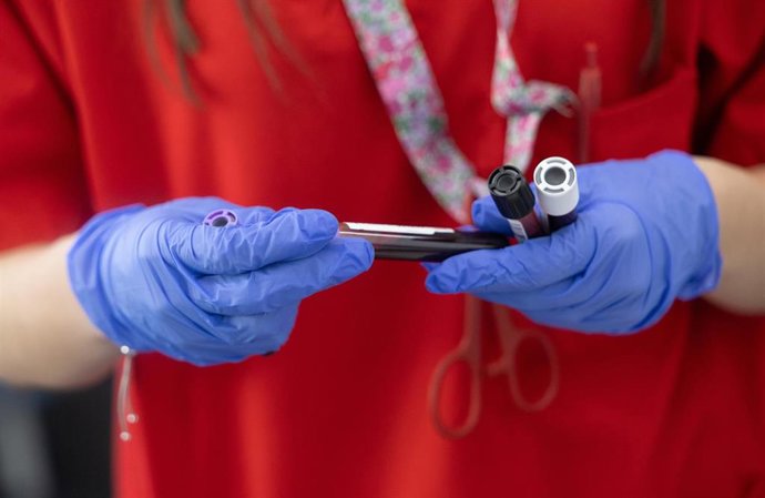 Archivo - Archivo.- Una persona durante el maratón de donación de sangre
