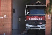 Bomberos y técnicos municipales visitan el bloque en el que se derrumbó un techo en Palma para decidir si se precinta