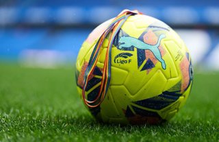 Archivo - Balón de la Liga F Moeve con un cordón de colores arcoiris.