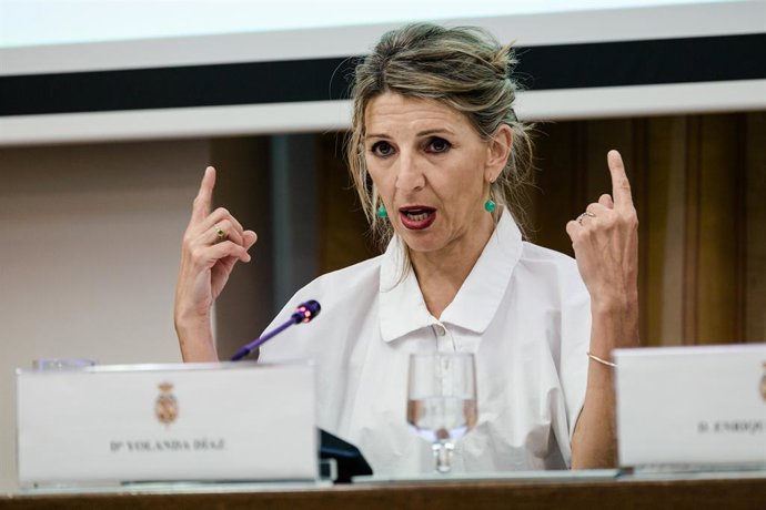 A segunda vice-presidente e ministra do Trabalho e da Economia Social, Yolanda Díaz, durante a inauguração do seminário “Inteligência Artificial e o Futuro do Trabalho”, no Congresso dos Deputados, em 4 de maio de 2026, em Madri (Espanha). O seminário tev