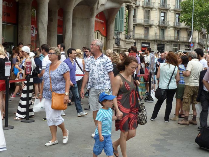 Archivo - Uns turistes a Barcelona