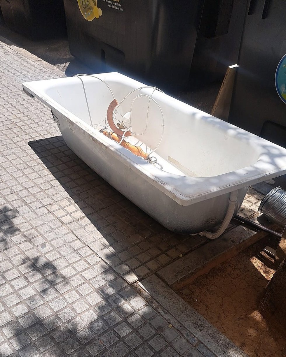 Bañera abandonada en la calle.