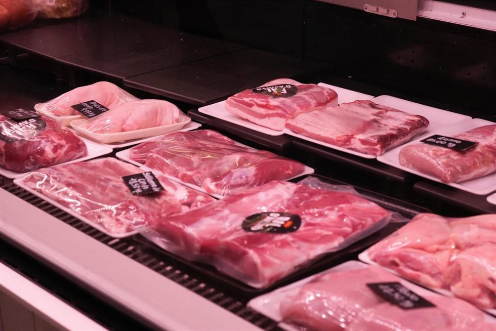 Archivo - Carne de cerdo expuesta en un mercado, a 2 de diciembre de 2025, en Barcelona, Catalunya (España). Ante el brote de peste porcina africana que afecta a algunas regiones de España, Planas ha vuelto a recordar a los ciudadanos que no existe ningún
