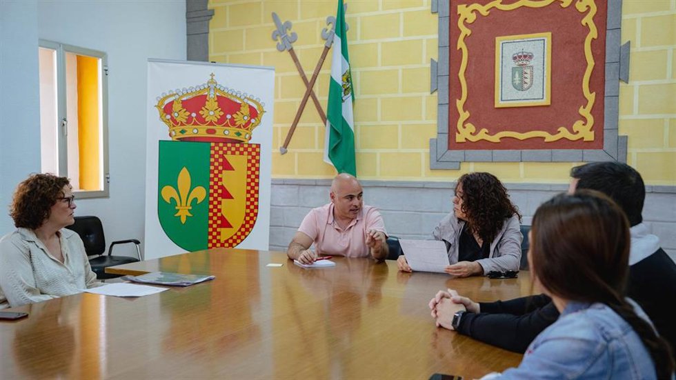 Archivo - Reunión entre responsables de Sevilla Activa y del Gobierno local de Martín de la Jara.