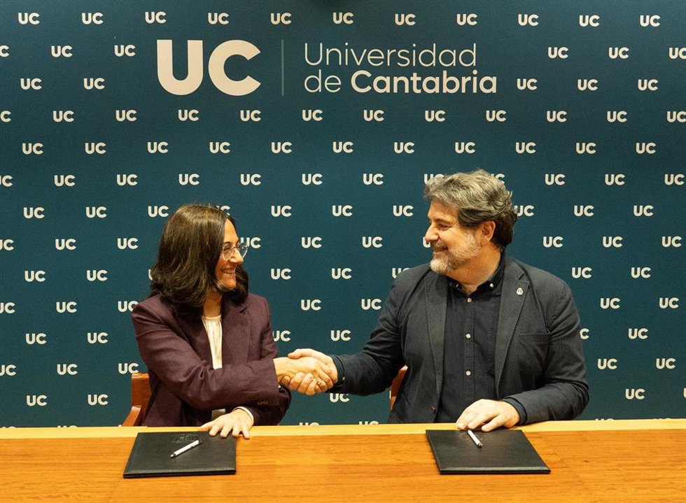 La rectora de la Universidad de Cantabria, Conchi López, y el decano presidente de COACan, Román San Emeterio