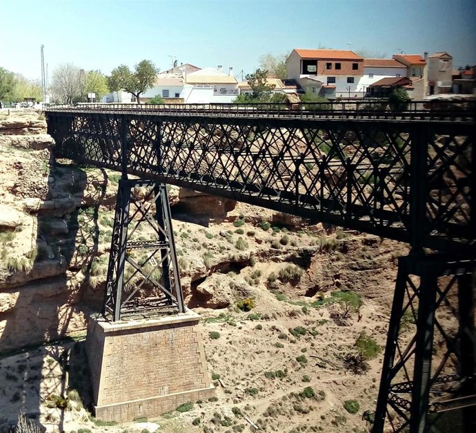 Puente de hierro de Baúl.