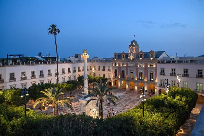 Archivo - Plaza Vieja de Almería, con 'El Pingurucho' en el centro de la misma.