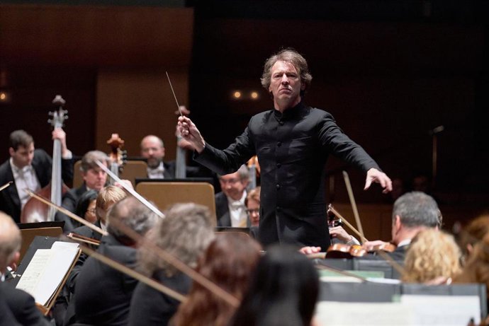 El director alemán Marc Albrecht dirige a la orquesta.