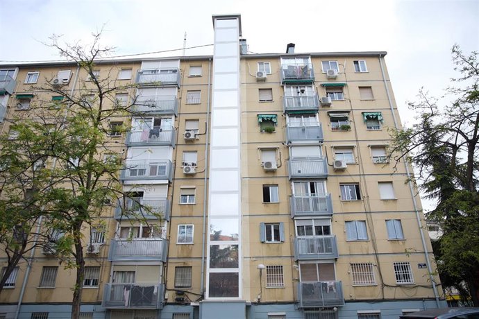 Archivo - Un ascensor instalado en la fachada de un edificio en Madrid.