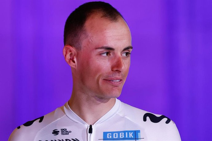 Archivo - El ciclista español Enric Mas, durante la presentación del equipo Movistar Team.