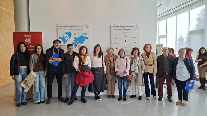 La concejala de Familia e Igualdad, Myriam Rodríguez, junto a los representantes de los proyectos de cooperación al desarrollo ejecutados con las ayudas municipales.