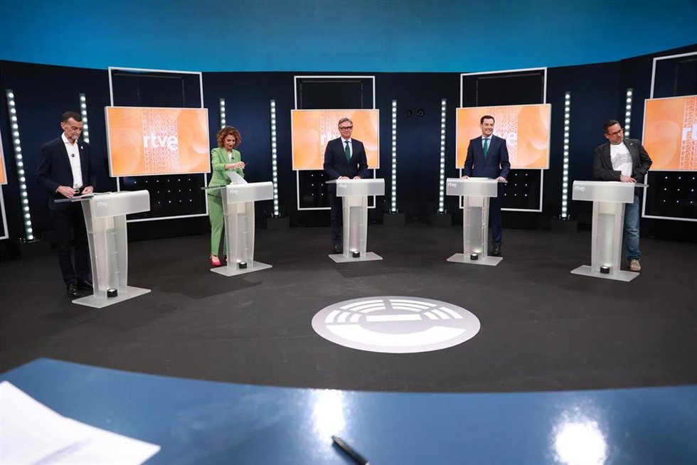 Los cinco candidatos a la Presidencia de la Junta de Andalucía, el presidente PP-A y actual presidente de la Junta, Juanma Moreno (2d); la secretaria general del PSOE-A, María Jesús Montero (2i); el portavoz del grupo parlamentario Vox, Manuel Gavira (c);