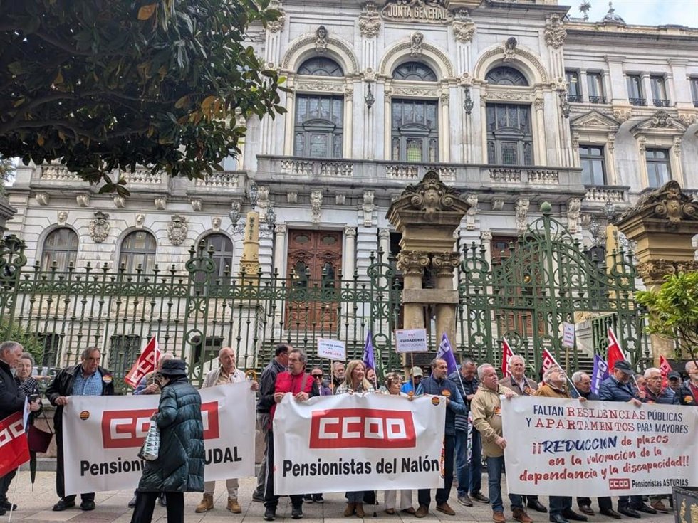 Pensionistas de CCOO reclaman en Oviedo mejoras en el sistema de dependencia y más financiación.