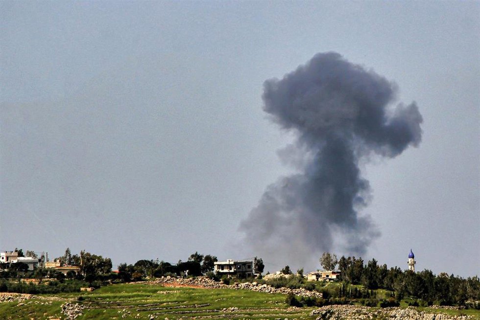 Columna de humo tras un bombardeo del Ejército de Israel contra la localidad de Zauatar, en el sur de Líbano, a pesar del alto el fuego pactado a mediados de abril (archivo)
