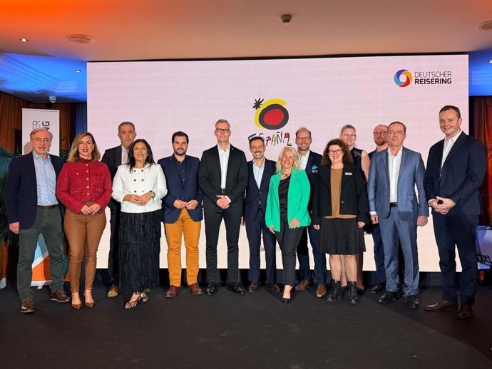 El vicepresidente del Cabildo de Teneirfe, Lope Afonso (c), en un encuentro de turismo MICE