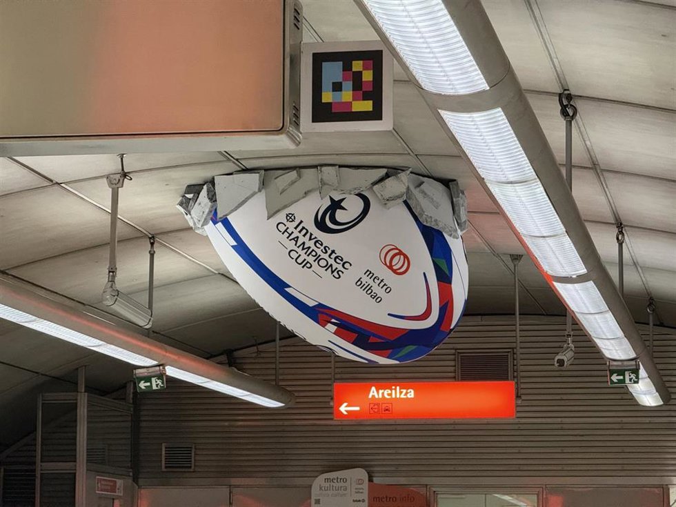Balón gigante en la estación de Indautxu