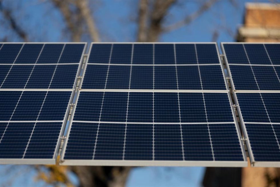 Archivo - Una placa solar