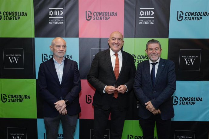 El presidente de la Cámara de Comercio de Valladolid, Víctor Caramanzana; el alcalde de la ciudad, Jesús Julio Carnero, y el presidente de CEOE Valadolid, Carlos Magdaleno.