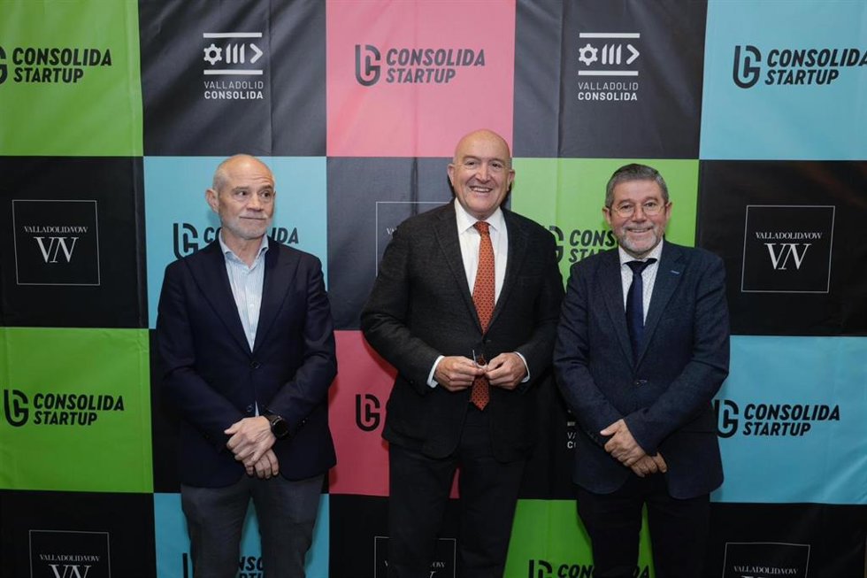 El presidente de la Cámara de Comercio de Valladolid, Víctor Caramanzana; el alcalde de la ciudad, Jesús Julio Carnero, y el presidente de CEOE Valadolid, Carlos Magdaleno.