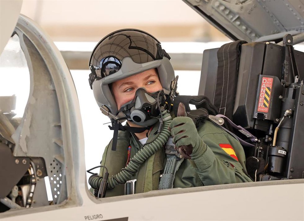La Princesa de Asturias en un avión a reacción F-5 en la base aérea de Talavera la Real (Badajoz)