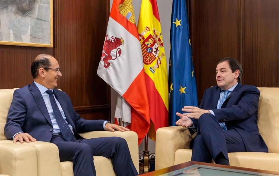 El presidente de la Junta de Castilla y León en funciones, Alfonso Fernández Mañueco, recibe al presidente del Colegio Nacional de Letrados de la Administración de Justicia, Ernesto Casado Rodríguez.