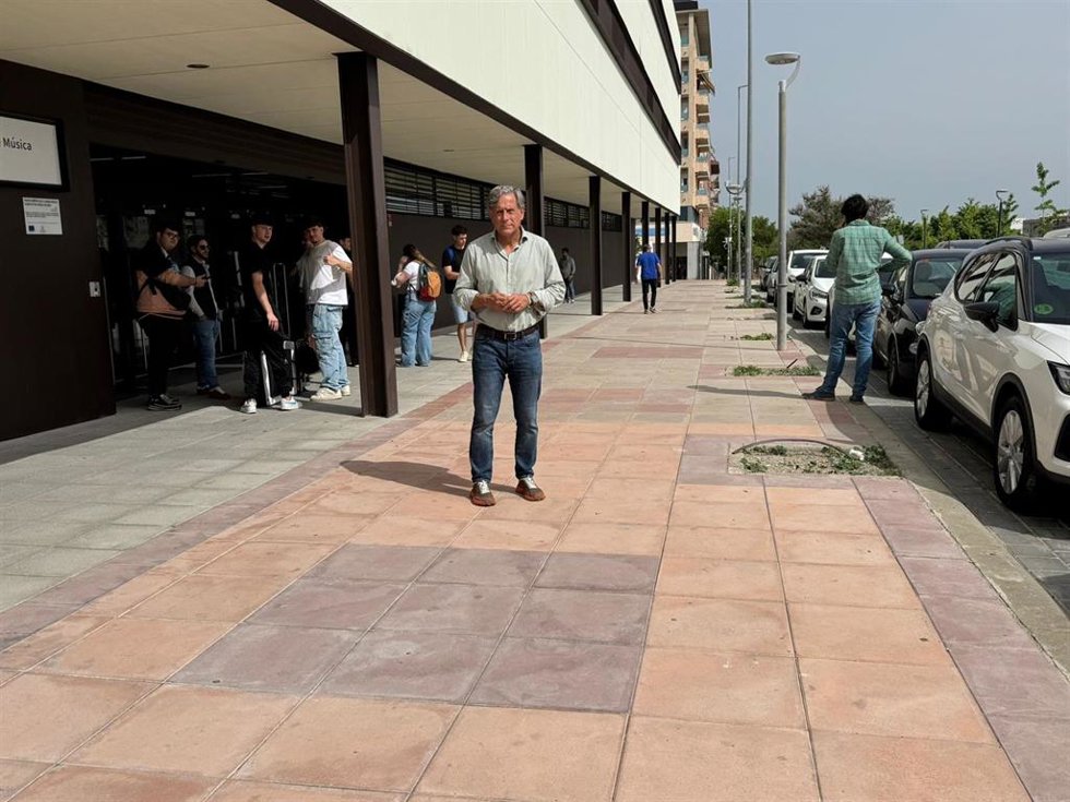 Losa junto a los alcorques vacíos situados junto al Conservatorio Superior de Música