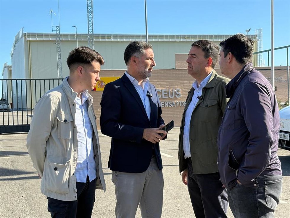 El candidato número dos por el PSOE de Huelva al Parlamento andaluz, Mario Jiménez, junto al alcalde, Gustavo Cuéllar, durante una visita al Centro de Ensayos para Sistemas No Tripulados (CEUS).