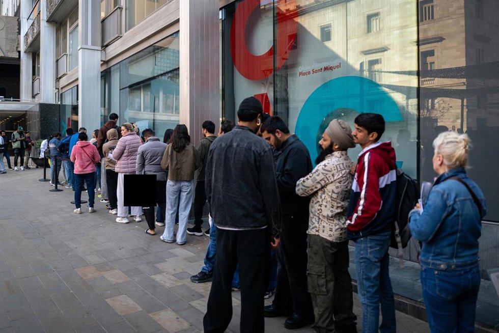 Varias personas hacen cola en una oficina de atención al ciudadano, a 20 de abril de 2026, en Barcelona, Cataluña (España)