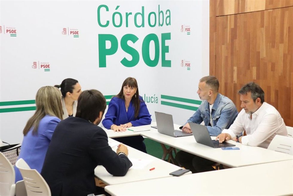 Victoria Fernández (centro) habla con los responsables de AJE, junto a ediles socialistas, en la sede provincial de su partido.