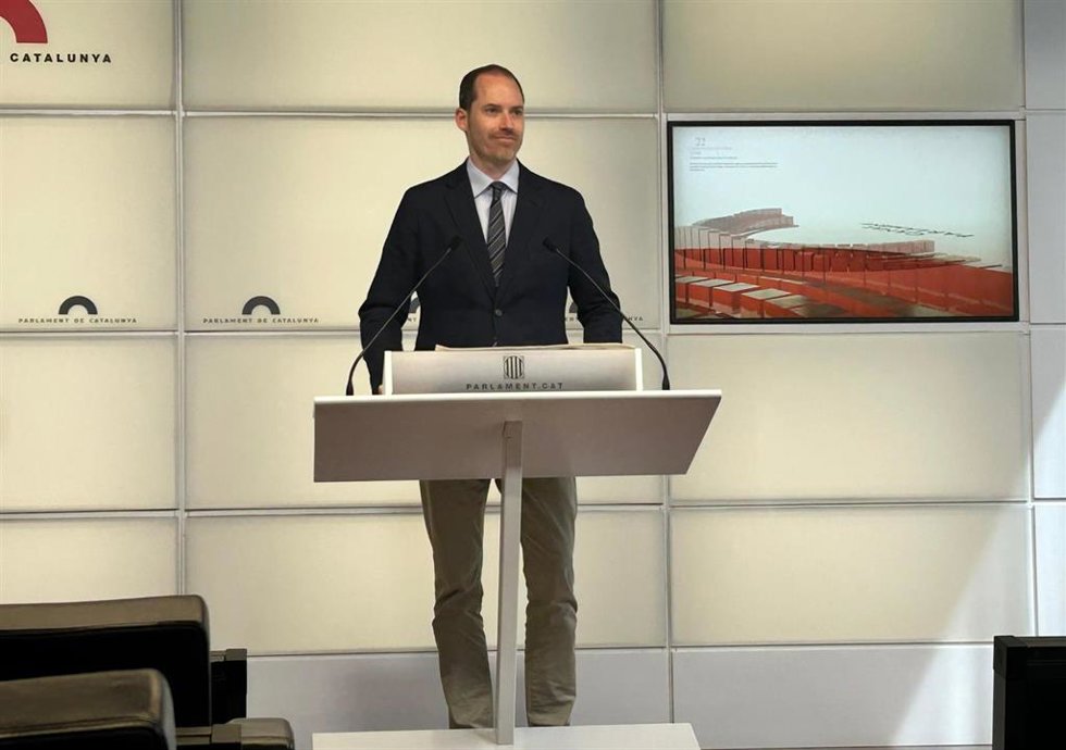 El portavoz del PP en el Parlament, Juan Fernández, en una rueda de prensa