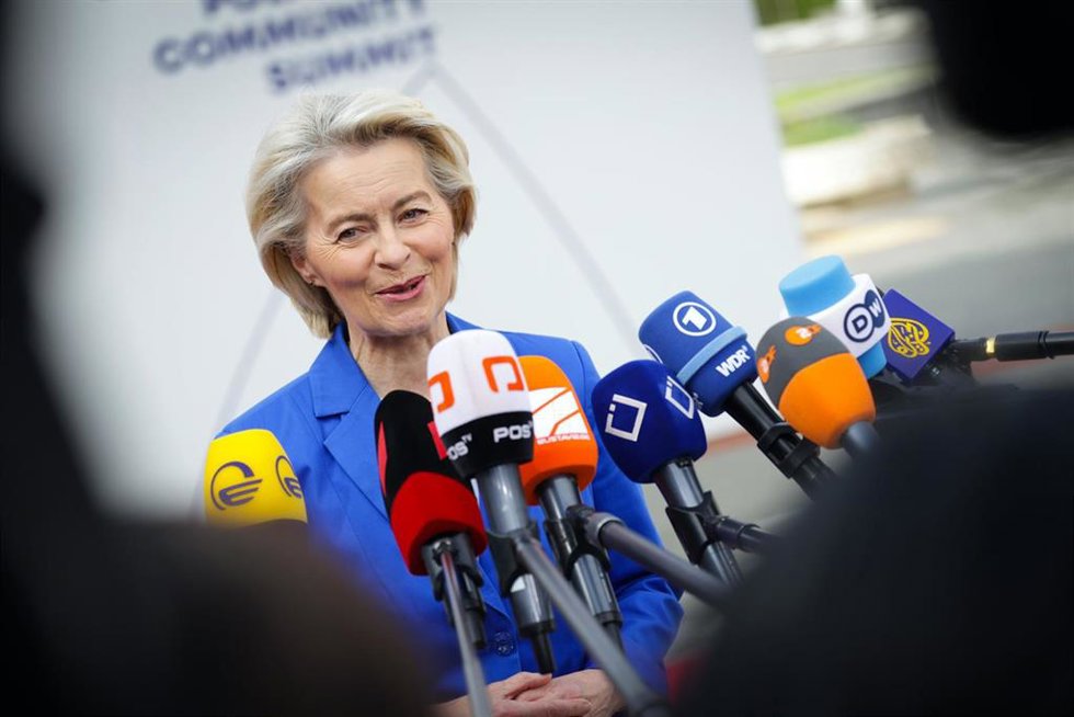 La presidenta de la Comisión Europea, Ursula von der Leyen, en declaraciones a los medios en Ereván (Armenia)