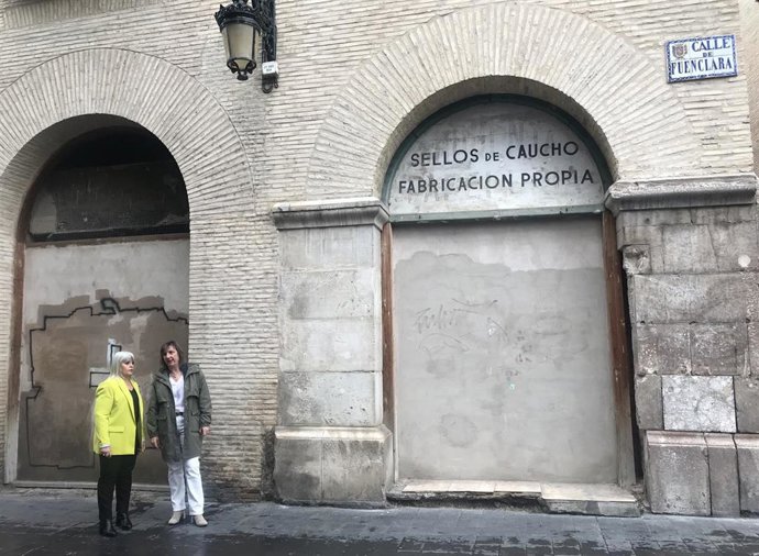 La portavoz del grupo municipal del PSOE en el Ayuntamiento de Zaragoza, Lola Ranera, y la concejal socialista, Eva Cerdán, delante del Palacio de Fuenclara