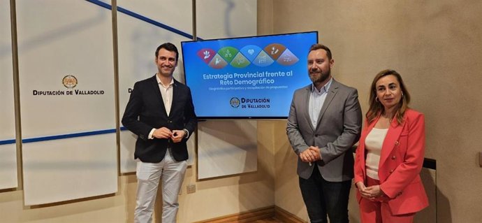 El vicepresidente segundo de la Diputación de Valladolid, David Esteban, y el diputado del Servicio de Transparencia y Gobierno Abierto, David de la Viuda, presentan las conclusiones del proceso participativo participativo sobre la despoblación