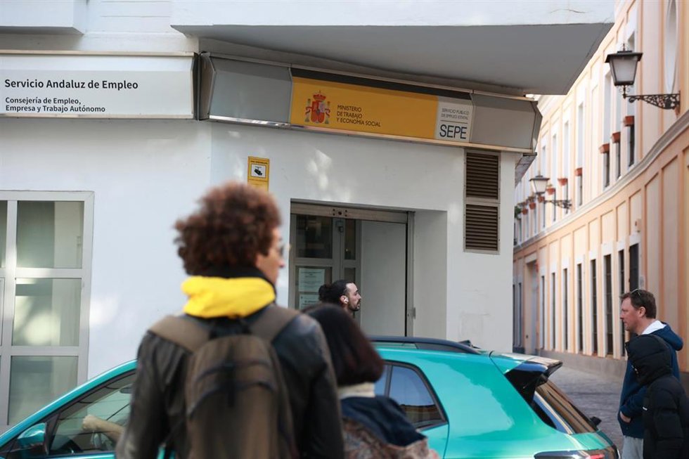 Archivo - Varias personas transitan frente a la oficina de Empleo próxima a la Plaza del Museo, en foto de archivo.