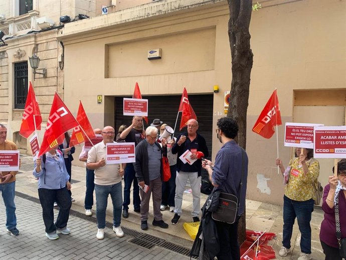 Pensionistas de Baleares se concentran frente al Parlament para reclamar mejoras en la ley de dependencia