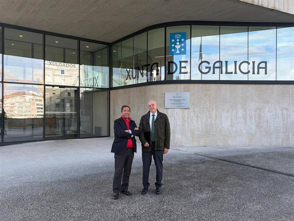 Miembros de En-Colectivo presentan ante el juzgado la demanda de ejecución de la sentencia para que usuarios de la AP-9 recuperen peajes cobrados durante las obras en el puente de Rande.