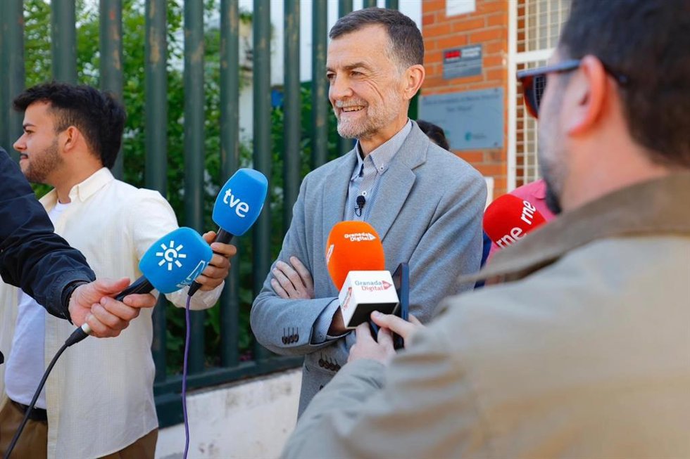 El candidato de Por Andalucía a la presidencia de la Junta, Antonio Maíllo, atiende a los medios en Granada.