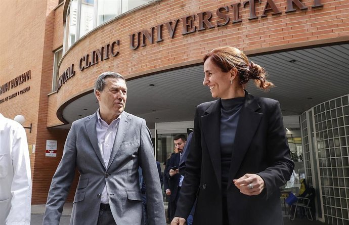 La ministra de Sanidad, Mónica García (d), y el conseller de Sanidad de la Generalitat Valenciana, Marciano Gómez (i), durante una visita al Hospital Clínic de València